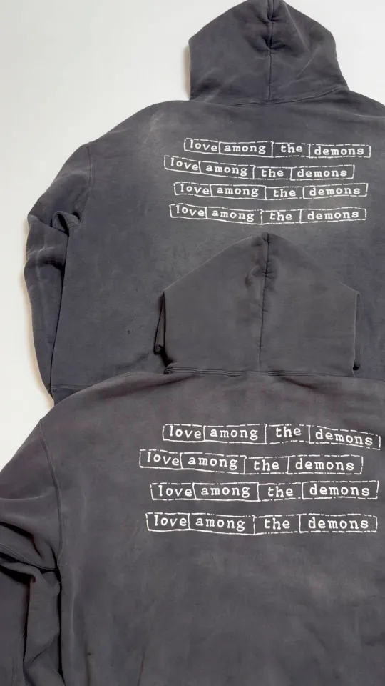 Pattern vs Original SAINT Mxxxxxx HOODIE/LOVE AMONG/BLK Blue SAINT Barrage Slogan Hoodie Washed Black S-XL The latest version has been modified many times. The version is closer to the original version and has a stronger street flavor! Heavy washing with water-sprayed fading process for stronger distressing effect. Handmade wormhole destruction treatment. Authentic level extreme distressed crack printing. The main mark and wash mark are all correct versions.